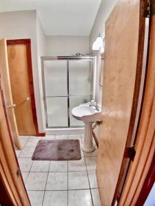 bagno con lavandino e servizi igienici con finestra di Cedar Creek Cabins a Eureka Springs