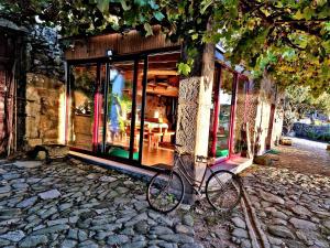 een fiets geparkeerd voor een gebouw bij Albergue Casa do Sardão in Carreço