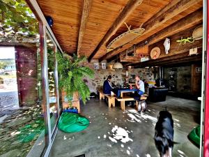 un grupo de personas sentadas en una sala de estar en Albergue Casa do Sardão, en Carreço