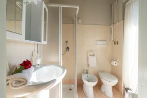 サン・フェリーチェ・デル・ベナーコにあるAppartamento Agataのバスルーム(洗面台、トイレ付)