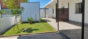 ein kleiner Garten mit einer Schaukel in einem Haus in der Unterkunft Apartamento Familiar Marta in Colonia del Sacramento