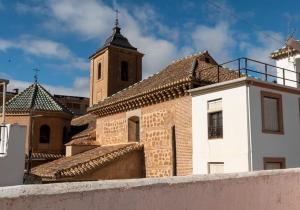 un edificio con una torre de reloj encima en Casa Esperanza, en Lanjarón