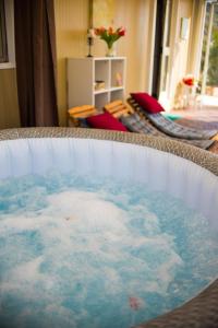einen Whirlpool in einem Zimmer mit Wolken im Wasser in der Unterkunft Lory's Home in Caiazzo