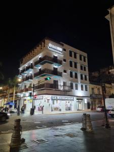 ein Gebäude in einer Stadtstraße in der Nacht in der Unterkunft EMS Hoteles Centro Histórico in Veracruz