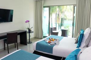 1 dormitorio con escritorio y 1 cama con bandeja de fruta. en Hotel Rio 1300 en Cuernavaca
