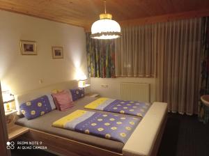 1 Schlafzimmer mit 2 Betten und einem Kronleuchter in der Unterkunft Haus Sonnenschein in Holzgau