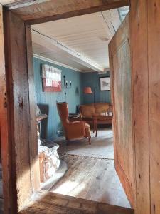 an open door into a living room with a piano at Ålbyggården in Røros
