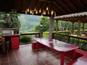 a patio with a table and a kitchen with a view at Patio Bonito in Jardin