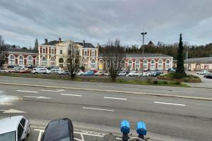 Vistas a una calle con un edificio y una carretera en SUPERBE STUDIO 3 FACE GARE en Évreux