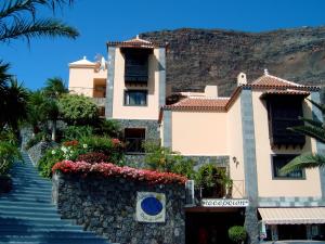 a house with a mountain in the background at Apartamentos Baja Del Secreto in Valle Gran Rey