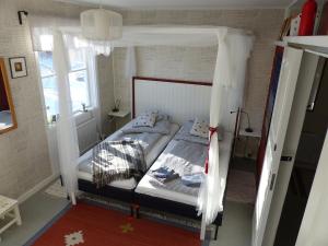 1 Schlafzimmer mit 2 Betten und einem Himmelbett in der Unterkunft Lugnet i Oslättfors in Gävle