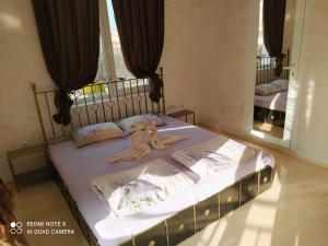 A bed or beds in a room at Dracena Guesthouse