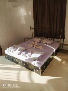 A bed or beds in a room at Dracena Guesthouse