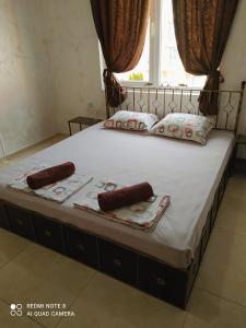 A bed or beds in a room at Dracena Guesthouse