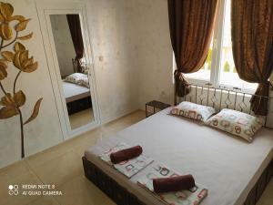 A bed or beds in a room at Dracena Guesthouse
