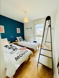 een kamer met 2 bedden en een ladder bij Joli appartement Proche Disney in Chanteloup-en-Brie