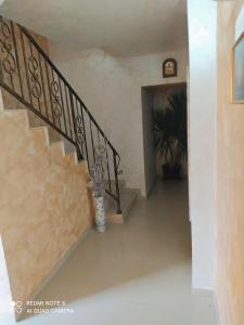 una escalera en una casa con un jarrón en Dracena Guesthouse en Ravda