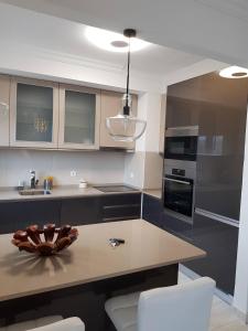 Una cocina con una encimera con un cuenco encima. en Apartamento Alagoinha by Umbral, en Vila Nova de Milfontes