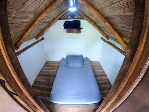 聖羅莎德卡瓦爾的住宿－Camping lagos de venecia，帐篷内的一张床的顶部景致
