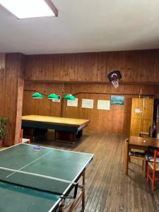 una sala de ping pong con mesa de ping pong en Beta terminillo, en Terminillo