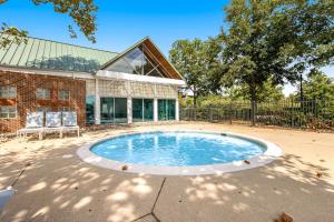 una piscina circular frente a un edificio en Bear Trap Dunes - 2 October Glory, en Ocean View