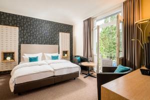 Säng eller sängar i ett rum på Hotel Residenz Waldkrone Kühlungsborn