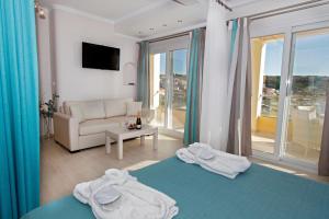 Posteľ alebo postele v izbe v ubytovaní Paralia Luxury Suites