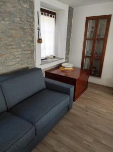 a living room with a couch and a table at Il cortile dei frutti selvatici in Santo Stefano Belbo