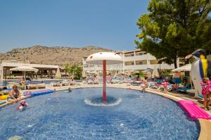 una piscina con gente jugando en el agua en Matina Pefkos Aparthotel, en Pefki