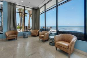 Posezení v ubytování Lovely Sandestin Resort Studio with Balcony and Sunset View