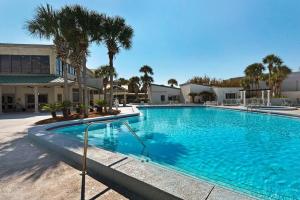 Swimming pool sa o malapit sa Lovely Sandestin Resort Studio with Balcony and Sunset View