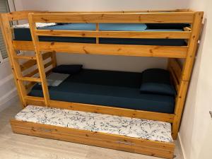 Palanda nebo palandy na pokoji v ubytování Petit Salou