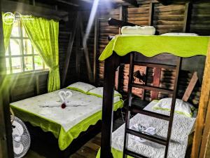 Postel nebo postele na pokoji v ubytování Cabañas Montañas del Tenorio