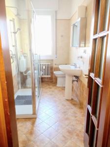 ein Bad mit einer Dusche, einem Waschbecken und einem WC in der Unterkunft Affittacamere di Andrea Bertolino Anzola dell'Emilia in Anzola dell'Emilia
