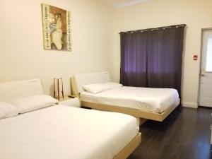 Кровать или кровати в номере Dragon Gate Inn