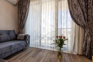 セインツ・コンスタンティン＆ヘレナにあるHelena Holiday Bのソファと大きな窓のあるリビングルーム