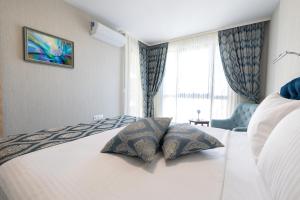 セインツ・コンスタンティン＆ヘレナにあるHelena Holiday Bのベッド1台(枕2つ付)が備わる客室です。