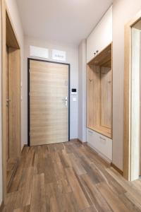 セインツ・コンスタンティン＆ヘレナにあるHelena Holiday Bの大きな木製のドアが付いた空間 +14枚の写真