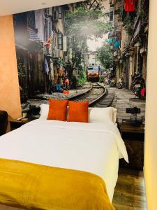 ein Schlafzimmer mit einem weißen Bett und einem Zug auf einer Straße in der Unterkunft T-Homes Salamanca in Madrid