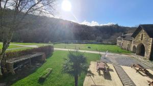 vistas a un parque con un edificio y una iglesia en Brb en Laniscat