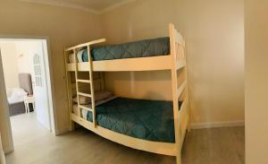 een slaapkamer met 2 stapelbedden in een kamer bij N&N Apartment in Përmet