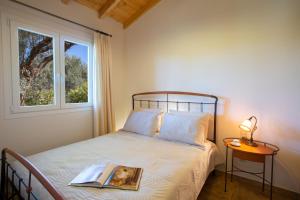 Posteľ alebo postele v izbe v ubytovaní Poly's Villa Lefkada