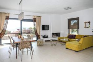 Televízia a/alebo spoločenská miestnosť v ubytovaní Golden King Villas