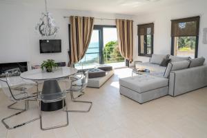 Posedenie v ubytovaní Golden King Villas