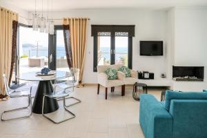 Televízia a/alebo spoločenská miestnosť v ubytovaní Golden King Villas