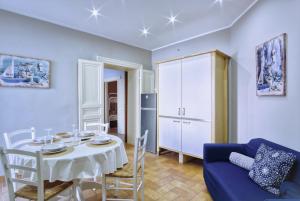 チェファルにあるPorto Salvo Apartments - by Vacation Serviceのリビングルーム(テーブル、青いソファ付)