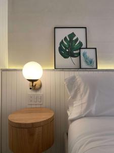 ein Schlafzimmer mit einem Bett mit einer Lampe und einem Tisch in der Unterkunft Elegant Palace in Parque 93 in Bogotá