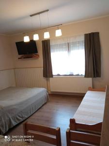 Ένα ή περισσότερα κρεβάτια σε δωμάτιο στο Besenyei Apartman