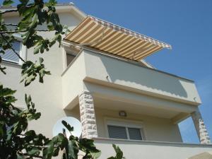 un edificio con techo encima en Apartments Antonella, en Betina
