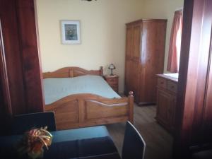Ένα ή περισσότερα κρεβάτια σε δωμάτιο στο Besenyei Apartman